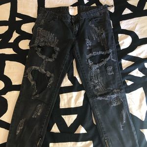 Distressed women’s jeans size: 28
